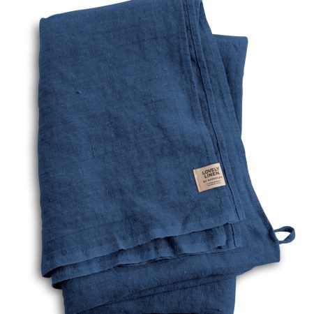 Les estovalles de lli natural en color Denim Blue de Lovely Linen medeixen 90 cm. x 145 cm.  El color Blau Denim és ideal per combinar amb tots els altres colors que ens ofereix Lovely Linen: blanc, rosa litxi, dark grey, gris pedra, blau cel, marró almond, etc.  El seu tacte és increïble i posat a taula queda molt elegant, farà que la teva taula llueixi molt bonica, sobretot en els moments “cafès i tes”.  També tenim els tovallons de 45 cm. x 45 cm. que li fan joc.  S’asseca molt ràpidament, no cal planxar, ocupa poc espai als calaixos, és antibacterià i a més, és tan elegant!  Rentar màxim a 60ºC.  Confeccionat amb lli natural europeu 100%.  A INHALA Cafès i Tes som punt de venda de LOVELY LINEN by Kardelen, firma sueca especialitzada en tèxtil de lli natural i cotó per la casa, llençols, coixins, estovalles, tea towels i tovallons que és el que nosaltres realment treballem a la botiga per a posar la taula ben bonica.  Estem convençudes de que t’ encantarà!