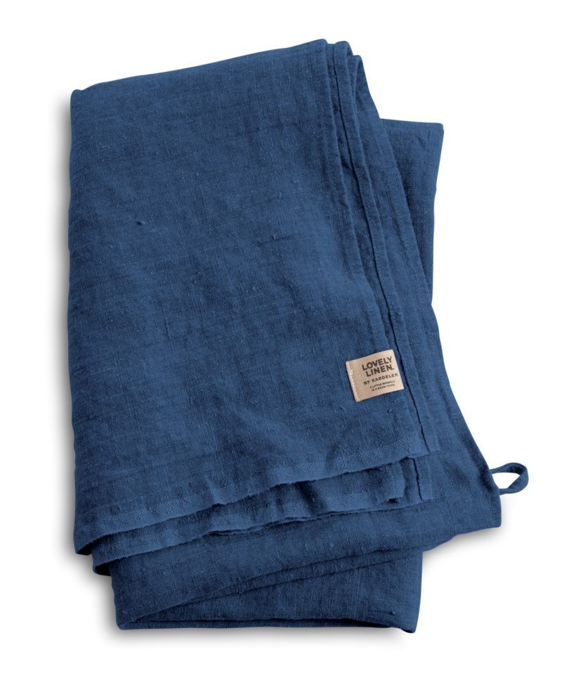 Les estovalles de lli natural en color Denim Blue de Lovely Linen medeixen 90 cm. x 145 cm.  El color Blau Denim és ideal per combinar amb tots els altres colors que ens ofereix Lovely Linen: blanc, rosa litxi, dark grey, gris pedra, blau cel, marró almond, etc.  El seu tacte és increïble i posat a taula queda molt elegant, farà que la teva taula llueixi molt bonica, sobretot en els moments “cafès i tes”.  També tenim els tovallons de 45 cm. x 45 cm. que li fan joc.  S’asseca molt ràpidament, no cal planxar, ocupa poc espai als calaixos, és antibacterià i a més, és tan elegant!  Rentar màxim a 60ºC.  Confeccionat amb lli natural europeu 100%.  A INHALA Cafès i Tes som punt de venda de LOVELY LINEN by Kardelen, firma sueca especialitzada en tèxtil de lli natural i cotó per la casa, llençols, coixins, estovalles, tea towels i tovallons que és el que nosaltres realment treballem a la botiga per a posar la taula ben bonica.  Estem convençudes de que t’ encantarà!