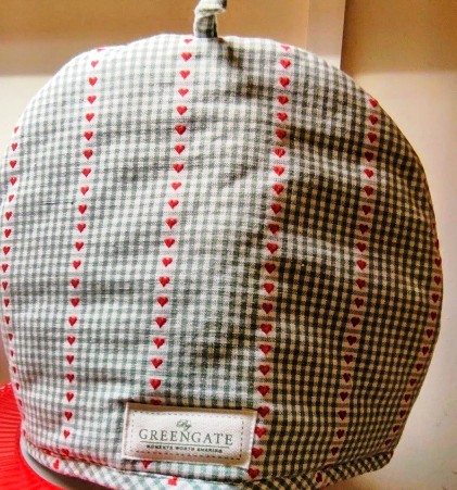 La funda abrigo para tetera Tea Cosy Bea Green de GreenGate es un detalle monísimo para tus tea time. Mide 26 cm. x 28 cm. Es de 100 % algodón OEKO-TEX i el relleno es de 100% polyester. En invierno, abriga tu tetera con este "tea cosy" tan bonito. En INHALA Cafés y Tés somos punto de venta de GreenGate y además podrás encontrar muchos otros complementos de esta preciosa firma danesa: las jarritas creamer, platos, tazas, mugs, latte cups, termos, manteles, tea towels, delantales, cucharas, azucareros, etc, que combinan perfectamente. ¡Esperamos tu visita! La funda per tetera Tea cosy Bea Green de GreenGate amb el seu estampat amb petits cors vermells que combinen ideal amb el verd bosc és un complement perfecte per un tea lover. Medeix 26 cm. x 28 cm. És de cotó 100% OEKO-TEX i el farcit és de 100% polyester. Apta per anar a la rentadora. A INHALA Cafès i Tes també disposem d’ altres complements de la firma danesa GreenGate: gerres per la llet, plats, tasses, mugs, davantals, termos, estovalles, culleres, teteres. Estem a Portalet, 9 de Granollers, Barcelona.