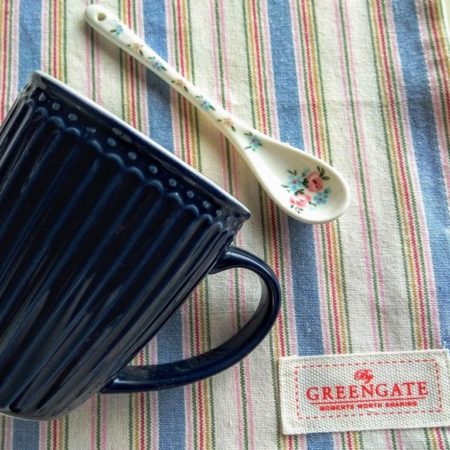 La taza mug ALICE DARK Blue de GREENGATE es preciosa y muy combinable con los otros colores de esta colección. Es una taza ideal para tomar disfrutar un café, un té, una infusión o un chocolate caliente. También tenemos el Cereal bowl en este color, así como en tros colores (azul pastel, rojo, amarillo, blanco, rojo, verde dusty). Y otros complementos como platos, jarras grandes y pequeñas, tazas con plato, azucareros, cucharas, etc. En INHALA Cafés y Tés somos punto de venta de GreenGate desde hace años, siempre estamos enamoradas de esta firma danesa. Si no encuentras aquí lo que estás buscando, ponte en contacto con nosotras y lo solucionaremos. En INHALA puedes encontrar las galletas más deliciosas para acompañar tus tés, cafés e infusiones. podemos preparar un "pack regalo" y lo enviaremos dónde tú nos digas. Llámanos al 938794805 o escríbenos a info@inhala.net  ¡te esperamos!