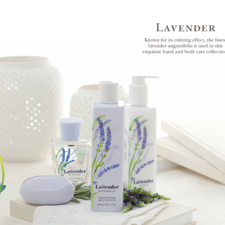 Gel de ducha Lavender (lavanda) Crabtree & Evelyn és una crema molt hidratant, calmant i refrescant pe les teves mans, també peus, cames i colzes.  Es presenta en una ampolla amb dosificador  de 250 ml. dins d’ una bonica capsa de cartró.  El perfum de la Lavanda ens aporta frescor floral, però també hi ha notes de fusta, pachouli i cafè espresso que li donen un aire molt elegant. El seu perfum ens ajuda a pujar l’ ànim.  Malauradament, ens queden molt poques unitats i ja NO en tindrem més doncs Crabtree & Evelyn ha deixat de produïr per un canvi de filosofia d’empresa, tota una llàstima després de que INHALA hagi sigut un punt de venda de referència d’ aquesta firma anglesa tan reconeguda.  Aprofita’t del nostre stock i no et quedis sense.  Ens trobaràs a Portalet, 9, Granollers, Barcelona.