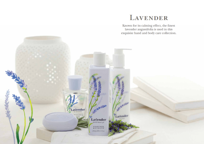 Gel de ducha Lavender (lavanda) Crabtree & Evelyn és una crema molt hidratant, calmant i refrescant pe les teves mans, també peus, cames i colzes.  Es presenta en una ampolla amb dosificador  de 250 ml. dins d’ una bonica capsa de cartró.  El perfum de la Lavanda ens aporta frescor floral, però també hi ha notes de fusta, pachouli i cafè espresso que li donen un aire molt elegant. El seu perfum ens ajuda a pujar l’ ànim.  Malauradament, ens queden molt poques unitats i ja NO en tindrem més doncs Crabtree & Evelyn ha deixat de produïr per un canvi de filosofia d’empresa, tota una llàstima després de que INHALA hagi sigut un punt de venda de referència d’ aquesta firma anglesa tan reconeguda.  Aprofita’t del nostre stock i no et quedis sense.  Ens trobaràs a Portalet, 9, Granollers, Barcelona.