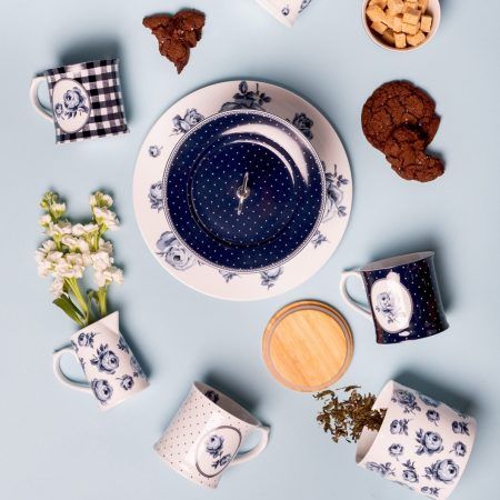 La gerra cremera VINTAGE INDIGO de Katie Alice és de porcelana i té una capacitat de 190 ml. Medeix: 10 x 6,5 x 11 cm. És ideal per servir la llet en un cafè "tallat", en un te, una salsa de xocolata per acompanyar un postre, gelat, un trosset de pastís. És un bonic element decoratiu amb aquest estampat floral i a la vegada molt funcional per la taula o la cuina, en un moment de tes i cafès. Tenim altres complements amb aquest estampat Vintage Indigo: tasses mug, safates de forn, gerra gran, la cocotte. A INHALA pots trobar molts complements pels teus coffee i tea time perfectes. Estem a Portalet, 9 de Granollers, Barcelona.