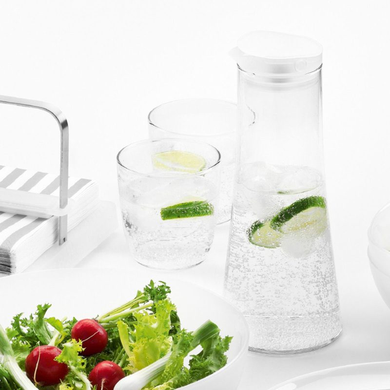 El got de vidre borosilicat Kvadrant de Bodum no pot faltar a la teva cuina doncs és ideal per servir aigua, un cafè amb gel a l’ estiu o un iced tea, un frappé, sucs de fruites, batuts. Té una capacitat de 35 cl. És apilable, molt lleuger i el tenim en 3 mides diferents: 20 cl., 35 cl. i 50 cl. Pot anar al microones, nevera i rentaplats. Recorda que a INHALA som punt de venda de Bodum des de fa molts anys, és una marca que ens encanta, tots els seus complements per prendre els teus cafès, tes i infusions són preciosos. Detalls per a que la teva taula i cuina siguin encara més boniques. Ens trobaràs a Portalet, 9, a Granollers, Barcelona.