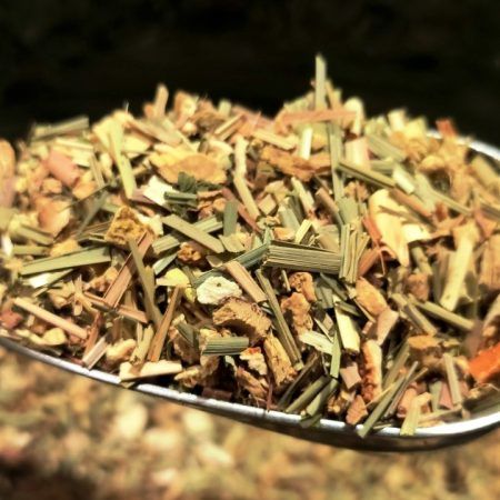 La infusió Herbal Tea GINGER & LEMON és una infusió a granel on els ingredients principals són el gingebre, la pell de llimona, fulles de lemongrass (herba llimonera) i un toc de regalèssia a trossos. Té propietats digestives, és ideal per prendre en qualsevol moment del dia i a l' estiu, preparada "en fred" és...espectacular! Prepara't una gerra ben fresqueta a la nevera i estigues preparat per qaun arribi la calor ;) La servim en paquets de 100 grams. NO conté cafeïna. A INHALA Cafès i Tes t’oferim una selecció de tes, infusions, tisanes i Rooibos. Tenim ganes d’ ensenyar-te-les! Contacta'ns per e-mail a info@inhala.net o per telèfon al 938794805 o por DM a Instagram. La infusión Herbal Tea GINGER & LEMON es una infusión a granel cuyos ingredientes principales son el jengibre, la piel de limón, hojas de lemongrass (hierba limonera) y trocitos de regaliz. NO contine cafeína. Tiene propiedades digestivas, es ideal para tomar en cualquier momento del dia y tenerla preparada "en frío" cuando llegue el calor.... te encantará. Si eres amante del Jengibre, también te podría gustar nuestro Rooibos Lemon & Ginger o la infusion en bolsitas de English TeaShop. Prepárate una jarra bien fría en la nevera cuando llegue el calor. En INHALA Cafés y Tés te ofrecemos una selección de tés, infusiones, tisanas y Rooibos. Contáctanos por e-mail a info@inhala.net o per teléfono al 938794805 o por DM en Instagram. *Si tienes pensado hacer un regalo a un"tea lover", nosotras nos encargamos de todo. Podemos acompañar esta infusión con unas galletas, bombones, alguna taza bonita. Lo envolvemos bien bonito de regalo y lo enviamos dónde tú nos digas.