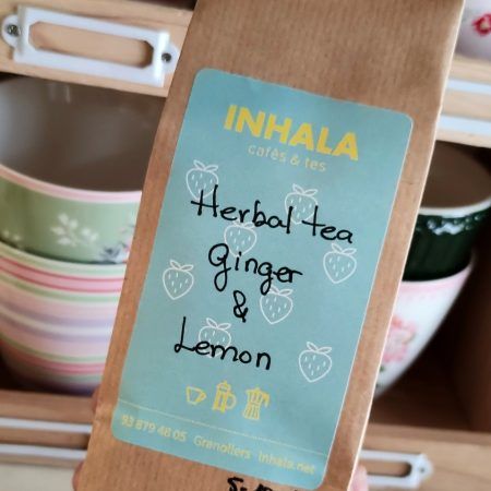 La infusió Herbal Tea "Ginger & Lemon" és una infusió a granel on els ingredients principals són el gingebre, la pell de llimona, fulles de lemongrass (herba llimonera) i un toc de regalèssia a trossos.

NO conté cafeïna.

Té propietats digestives, és ideal per prendre en qualsevol moment del dia i a l' estiu, preparada "en fred" és...espectacular!

Prepara't una gerra ben fresqueta a la nevera i estigues preparat per qaun arribi la calor ;)

La servim en paquets de 100 grams.

Si ets amant del gingebre també et pot encantar el Rooibos Lemon & Ginger.

A INHALA Cafès i Tes t’oferim una selecció de tes, infusions, tisanes i Rooibos.

Tenim ganes de compartir-les amb tu!

Contacta'ns per e-mail a info@inhala.net o per telèfon al 938794805 o por DM a Instagram.