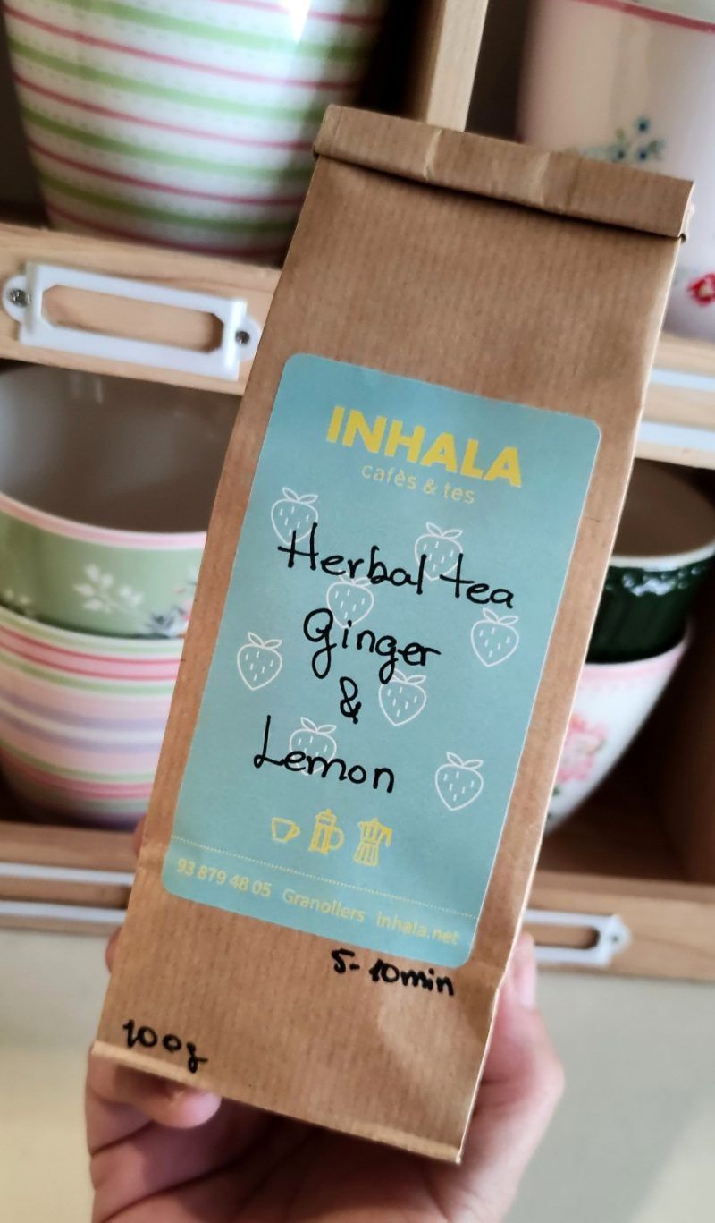 La infusió Herbal Tea "Ginger & Lemon" és una infusió a granel on els ingredients principals són el gingebre, la pell de llimona, fulles de lemongrass (herba llimonera) i un toc de regalèssia a trossos. NO conté cafeïna. Té propietats digestives, és ideal per prendre en qualsevol moment del dia i a l' estiu, preparada "en fred" és...espectacular! Prepara't una gerra ben fresqueta a la nevera i estigues preparat per qaun arribi la calor ;) La servim en paquets de 100 grams. Si ets amant del gingebre també et pot encantar el Rooibos Lemon & Ginger. A INHALA Cafès i Tes t’oferim una selecció de tes, infusions, tisanes i Rooibos. Tenim ganes de compartir-les amb tu! Contacta'ns per e-mail a info@inhala.net o per telèfon al 938794805 o por DM a Instagram.