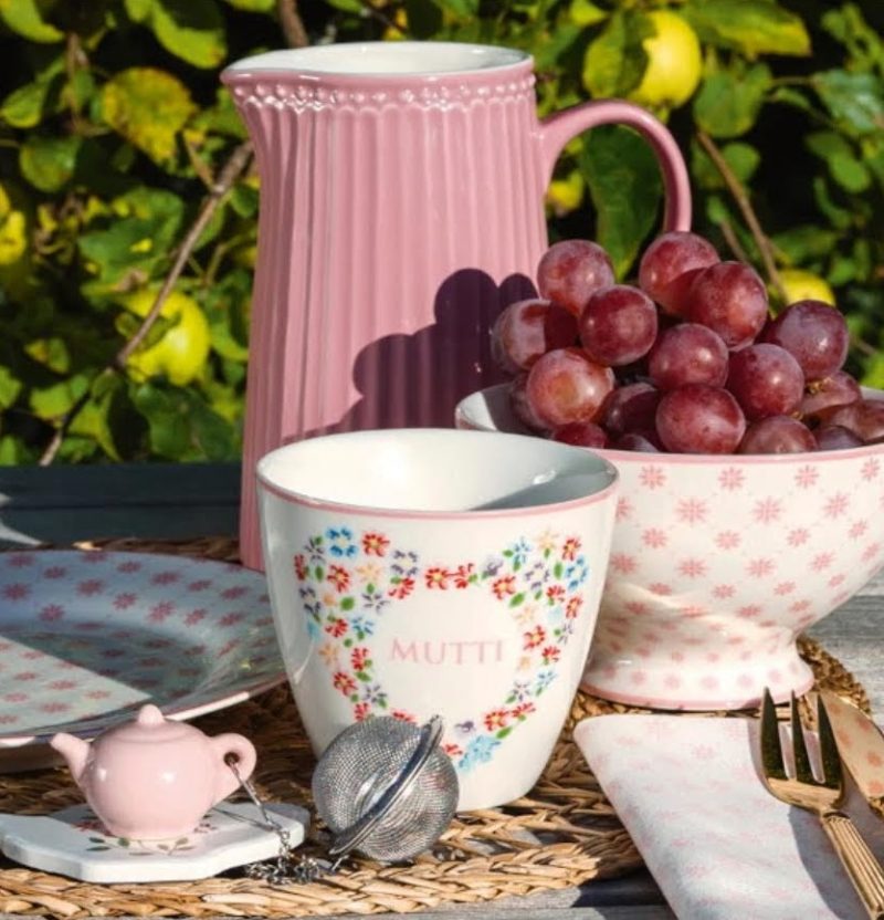 El filtre infusor amb cadena TETERA Pale Pink de GreenGate és de ceràmica i és un detall ideal per a regalar a un amant dels tes. També et podem oferir molts altres complements d' aquesta preciosa firma danesa: tasses, mugs, latte cups, plats petits, mitjans i grans, culleres, estovalles, gerres, sucreres. A INHALA Cafès i Tes som punt de venda de GreenGate des de fa molts anys, ens encanten les seves tasses per gaudir dels bons moments de cafès i tes. Estem a Portalet, 9, Granollers, Barcelona.