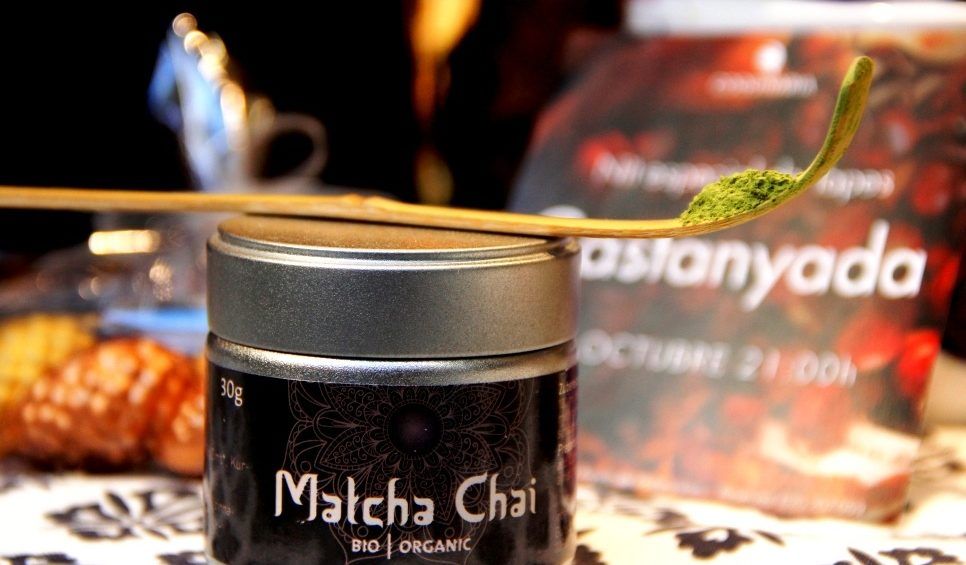 El te verd japonès Matcha Chai amb espècies és Bio i ve presentat en una llauna de 30 grams. Potser ja coneixes el te Matcha, el te verd japonàs "en pols", plen de vitamines, antioxidants i tot l' aroma i sabor de les espècies (canyella, cardamom, comí, cúrcuma i anís). És molt fàcil  de preparar: afegeix 1 cullerada de cafè a 200 ml d'aigua calenta a 80°C, aprox. Remou bé fins que es dissolgui el te. Dedíca't el moment, gaudeix el seu sabor autèntic. Ja has havies tastat el te Matcha abans?  Explica'ns per aquí quina és la teva experiència, com el prepares, què et fa sentir el seu sabor? A INHALA Cafès i Tes t' oferim una acurada selecció de tes, cafès, xocolates i molts complements per crear moments especials. *L' estovalla de la imatge és un "tea towel" de GreenGate.