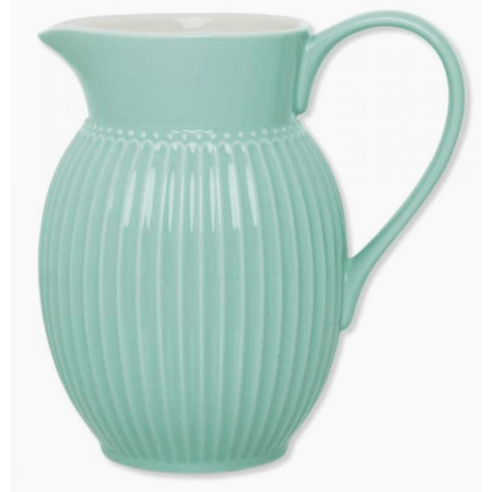 La gerra ALICE de GreenGate en color Cool Mint té una capacitat de 1'5 litres.

Aquesta gerra forma part de la col.lecció Everyday Alice de GreenGate, firma danesa que ens encanta per la seva varietat de colors tots ells molt combinables.

És un complement ideal per decorar una taula d'esmorzar tranquil i serveix per servir aigua, sucs, te fred i també com a element de decoració per posar flors i branques.

A INHALA Cafès i Tes t'oferim molts complements d' aquesta col.lecció de GreenGate ja que som punt de venda a Granollers des de fa molt de temps.