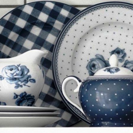 La gerra cremera per la llet i la sucrera Vintage Indigo de Katie Alice són de porcelana. El seu estampat floral combinat amb petits puntets és molt romàntic i modern a la vegada. Aquests complements són ideals per a un moment de cafès, tes o infusions on no hi falti detall com per exemple la tassa mug White Spot. Venen presentats en una bonica capsa de castró amb imatges inspiradores. Apta per anar al microones i rentaplats. Tenim altres complements amb aquest estampat Vintage Indigo: tasses de cafè amb plat, safates de forn en forma de cor, gerra gran, la cocotte-mantequera. Som INHALA, la teva botiga de cafès, tes i complements, ens trobaràs a Portalet, 9 de Granollers, Barcelona. T’ esperem! A INHALA Cafès i Tes t’oferim una selecció de cafès en gra que podrem moldre al moment i les seves aromes et seduïràn a l’instant.