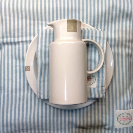 La gerra de ceràmica d'Émile Henry és ja una edició limitada i encara la pots trobar a la nostra botiga INHALA.

Té una capacitat de 1'2 litres.

Medeix 10 cm. x 21,8 cm. x 16,7 cm.

Émile Henry és una firma de la Borgonya francesa amb molt prestigi internacional que fabrica articles de ceràmica per la cuina des de 1850.

Utilitza argila, la fa coure a més de 2000ºC i després li aplica manualment un esmalt natural.

És una idea genial per regalar i pels amants de la decoració rústica a la cuina.

A INHALA Cafès i Tes podràs trobar una selecció molt acurada d’articles d’Émile Henry: safates pel forn, forns per fer pa, forns per fer baguettes, safates per fer quiches, plats, bowls, gerres, amanideres i uns fantàstics pots de conservació.