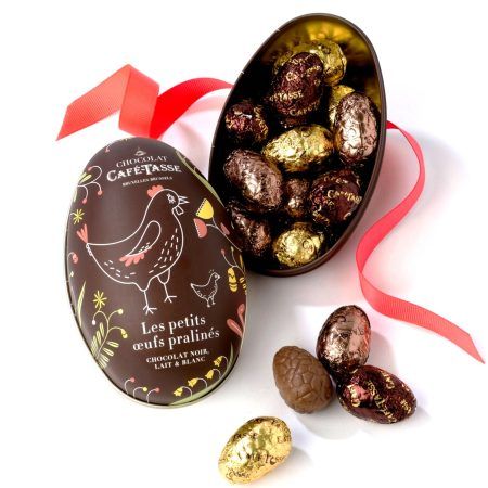 L' Ou de metall amb 12 bombons assortits farcits de praliné de Café-Tasse és un bonic regal per Pasqua.

Conté 12 bombons en forma d'ou amb praliné de xocolata blanca, llet i negre, trobaràs 4 de cada.

Es tracta d’ una xocolata elaborada per Café-Tasse a Bèlgica per xocolaters artesans.

Café-Tasse és una firma de Brussel.les que elabora xocolata d’ alta qualitat, sobretot rajoles de xocolata grans, petites i bombons.

Ens encanta les rajoles de xocolata amb Te Matcha, la d’Earl Grey Tea, la d’ avellanes, cranberries, caramel amb un toc de Sal, la Dark 77% i sobretot les que porten cafè, són una delícia!

Inspira’t en la nostra selecció de galetes i xocolates.

A INHALA Cafès i Tes et proposem moltes idees gourmet per fer regals exclusius i molt originals.

Estem a Portalet, 9, Granollers, Barcelona.