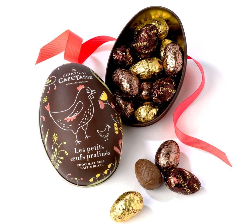 L' Ou de metall amb 12 bombons assortits farcits de praliné de Café-Tasse és un bonic regal per Pasqua. Conté 12 bombons en forma d'ou amb praliné de xocolata blanca, llet i negre, trobaràs 4 de cada. Es tracta d’ una xocolata elaborada per Café-Tasse a Bèlgica per xocolaters artesans. Café-Tasse és una firma de Brussel.les que elabora xocolata d’ alta qualitat, sobretot rajoles de xocolata grans, petites i bombons. Ens encanta les rajoles de xocolata amb Te Matcha, la d’Earl Grey Tea, la d’ avellanes, cranberries, caramel amb un toc de Sal, la Dark 77% i sobretot les que porten cafè, són una delícia! Inspira’t en la nostra selecció de galetes i xocolates. A INHALA Cafès i Tes et proposem moltes idees gourmet per fer regals exclusius i molt originals. Estem a Portalet, 9, Granollers, Barcelona.