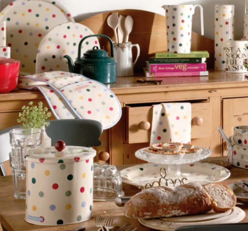 La lata redonda para galletas Polka Dot de la diseñadora inglesa Emma Bridgewater es perfecta para conservar galletas, madalenas, pastelitos, etc. incluso te la recomendamos para conservar los paquetes de café o té de INHALA ;) Mide 17,3 cm. x 18,2 cm. Esta lata es una idea genial para regalar, la podemos llenar con café, una infusión y unas ricas galletas, lo envolveremos de regalo bien bonito y....triunfarás. ¿Sabes qué? En la base de esta lata viene una receta super fácil, es un simpático detalle. *NO es apta para ir al lavavajillas, mejor limpiar con un trapo húmedo. Ven a INHALA Cafés y Tés y así podremos enseñarte nuestra selección de infusiones, chocolates, galletas y todos aquellos complementos que puedas necesitar para preparar y degustar tus cafés y tés.