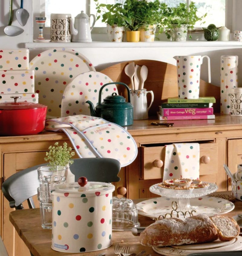 La llauna rodona per guardar galetes Polka Dot de la dissenyadora anglesa Emma Bridgewater és perfecta per conservar les teves galetes sempre cruixents, pastissets, madalenes, etc. A nosaltres ens agrada molt per conservar els paquets de cafè o tes de INHALA ;) És una idea genial per regalar a algú a qui li agradi la decoració de la casa i cuina. Saps què? A la base de la capsa hi ha una super recepta! *NO apta per anar al rentaplats, millor netejar amb un drap humid. Vine a INHALA Cafès i Tes, et podrem ensenyar la selecció de cafès, tes, infusions, xocolates, galetes i moltes coses més.