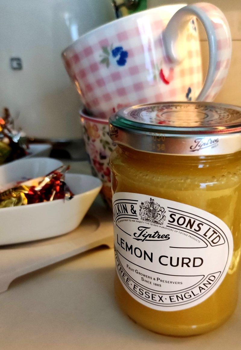 La crema de llimona "Lemon Curd" de Wilkin & Sons de TipTree, Essex és artesana i deliciosa. Acompanyant un pa de pessic, una torrada, galetes o "a cullerades". No conté colorants, ni conservants artificials. Apte per vegetarians. Conté llet i ous. A INHALA Cafès i Tes et sorprendrem amb el nostre racó gourmet, t'esperem!