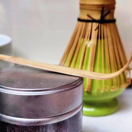 El te verd japonès Matcha Chai amb espècies és Bio i ve presentat en una llauna de 30 grams.

Potser ja coneixes el te Matcha, el te verd japonàs "en pols", plen de vitamines, antioxidants i tot l' aroma i sabor de les espècies (canyella, cardamom, comí, cúrcuma i anís).

És molt fàcil  de preparar: afegeix 1 cullerada de cafè a 200 ml d'aigua calenta a 80°C, aprox.

Remou bé fins que es dissolgui el te.

Dedíca't el moment, gaudeix el seu sabor autèntic.

Ja has havies tastat el te Matcha abans? 

Explica'ns per aquí quina és la teva experiència, com el prepares, què et fa sentir el seu sabor?

A INHALA Cafès i Tes t' oferim una acurada selecció de tes, cafès, xocolates i molts complements per crear moments especials.


*L' estovalla de la imatge és un "tea towel" de GreenGate.