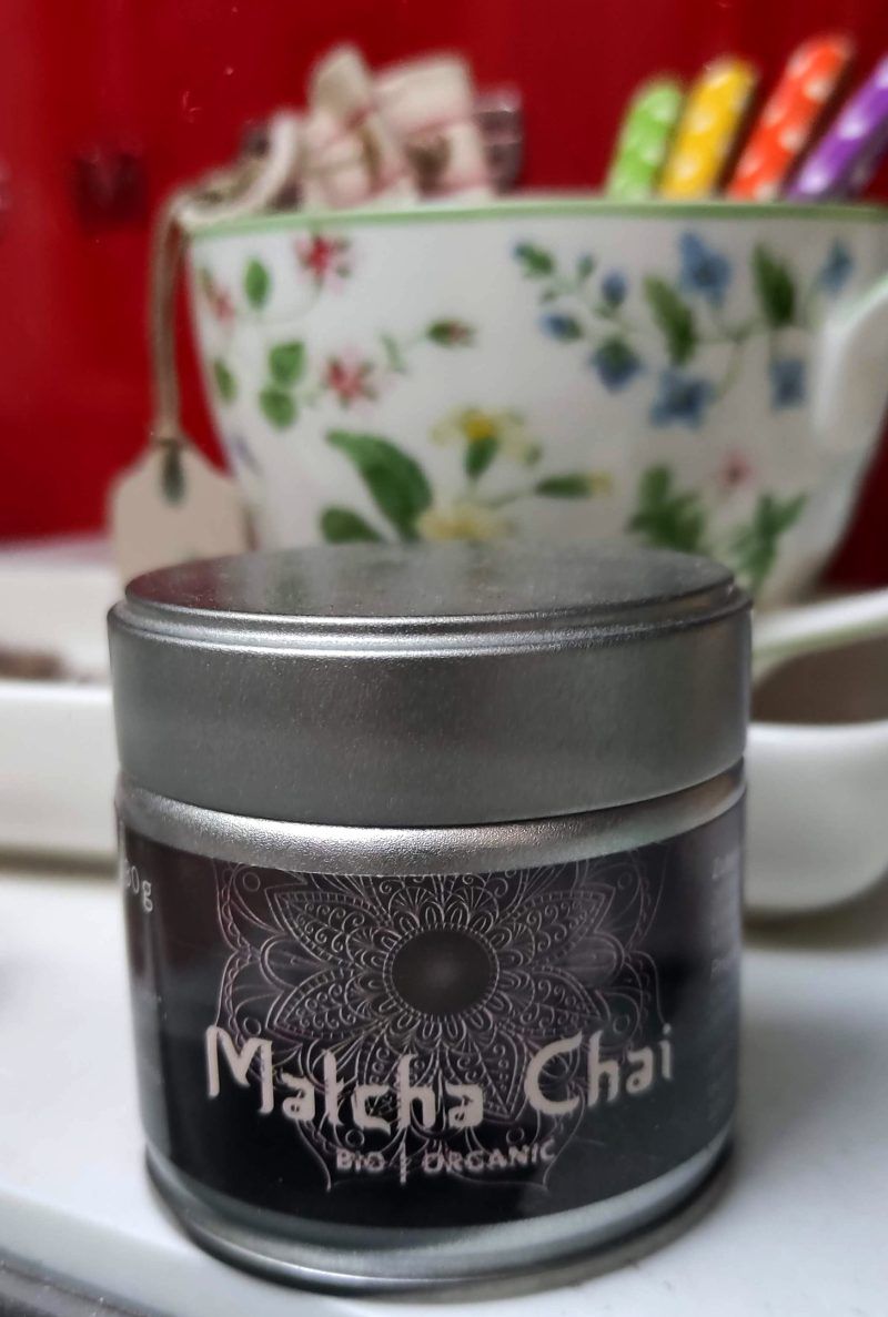 El te verd japonès Matcha Chai amb espècies és Bio i ve presentat en una llauna de 30 grams. Potser ja coneixes el te Matcha, el te verd japonàs "en pols", plen de vitamines, antioxidants i tot l' aroma i sabor de les espècies (canyella, cardamom, comí, cúrcuma i anís). És molt fàcil  de preparar: afegeix 1 cullerada de cafè a 200 ml d'aigua calenta a 80°C, aprox. Remou bé fins que es dissolgui el te. Dedíca't el moment, gaudeix el seu sabor autèntic. Ja has havies tastat el te Matcha abans?  Explica'ns per aquí quina és la teva experiència, com el prepares, què et fa sentir el seu sabor? A INHALA Cafès i Tes t' oferim una acurada selecció de tes, cafès, xocolates i molts complements per crear moments especials. *L' estovalla de la imatge és un "tea towel" de GreenGate.