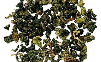 El Te “Milky Oolong Tea” prové de China i té un sabor dolç que recorda al caramel i a la vainilla . Has sentit parlar alguna vegada del Tes Oolong? Avui en dia es produeixen a les provincies de Fujian i Guangdong de China i a Taiwan. Aquests tes també se’l coneix com a tes blaus i a INHALA, els tes Oolong no poden faltar. Els tes Oolongs són classificats com a tes semi o parcialment oxidats. El seu procés està a mig camí entre el te verd (on no hi ha oxidació) i el te negre, on hi ha una oxidació completa. Molt sovint, incorrectament, es parla de fermentació en lloc d’oxidació, els únics tes que pateixen una fermentació durant el seu procés són els Pu-erh, també coneguts com tes vermells. Què tenen tant d’especial els Tes Oolong? El seu procés de fabricació és molt complex i necessita de la precisió d’ un expert. Tot i que ens els darrers temps corre la veu de que té moltes més propietats que el te verd, hem de recordar que en té per un igual i són tes molt digestius i depuratius. Un dels nostres Oolongs més característic és el Milky Oolong, disfrutaràs d’ un sabor dolç que recorda al caramel. Algunes de les seves propietats més importants són: Facilita les digestions pesades Redueix problemes cardíacs Ajuda a eliminar toxines, en cas de fer dieta Redueix els nivells de sucre en la sang Calma la sed Manté la dentadura ben sana Ens aporta vitamines i minerals, és ric en antioxidants El venem en paquets de 100 grams. Vols donar un cop d’ ull a alguns dels nostres tes i infusions ?