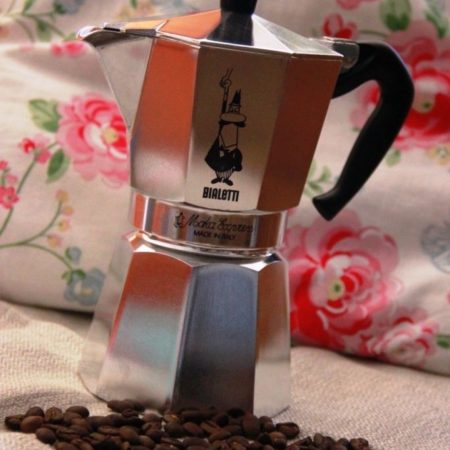 T’agradaria conèixer la nostra selecció de cafès, tes, Rooibos, infusions, galetes i xocolates? Entra a la nostra botiga INHALA i si passes pel centre de la ciutat, vine directe al carrer Portalet, 9, Granollers, Barcelona.