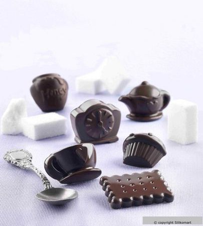 El motllo per fer bombons “Tea Time” de Silikomart és de silicona 100% Platinum. És molt senzill utilizar-lo, tan sols heu de fondre xocolata de cobertura (de qualitat), deixar refredar una mica, omplir els motllos i deixar refredar de nou a la nevera.  ës molt fàcil de desmotllar. Tindràs uns bombons ideals “handmade” 100% i seran ideals per acompanyar els teus millors cafès i tes. Podeu fer 12 bombons d'una sola tirada en forma de tetera, galetes, tasses, pots de mel. Aquest motllo pot anar al rentaplats i al forn. Llarga durabilitat. També és útil per fer galetes i terrons de sucre, formes boniques amb la mantega, glaçons de gel. Moltes idees per jugar, experimentar amb xocolata i fer un bon ús en cuina i pastisseria. Vine a veure'ns, som INHALA Cafès i Tes, et podrem ensenyar la nostra exclusiva selecció de productes: melmelades, confitures, jalees, galetes i xocolates, a més de cafès acabats de torrar, tes, Rooibos i infusions. Estem a Portalet, 9, Granollers, Barcelona.