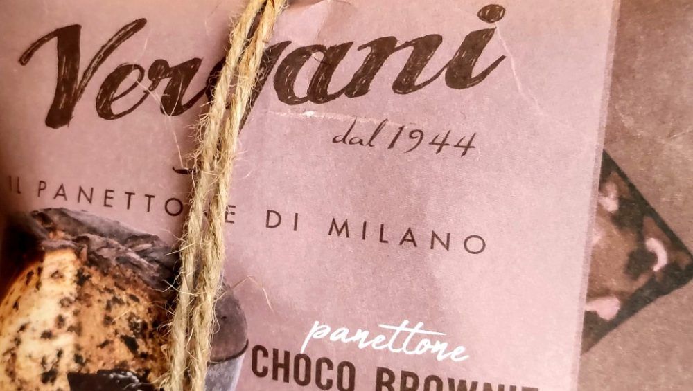 El Panettone "Chocolate Brownie" de Vergani és ideal pels amants de la xocolata i està elaborat a Milano, Italia. Pesa 750 grams. Aquests panettones són ideals per regalar juntament amb confitures, xocolates, tes i cafès. Si vols, et podem preparar un pack de regal ben bonic! Entra a la nostra botiga Online i deixa't portar.