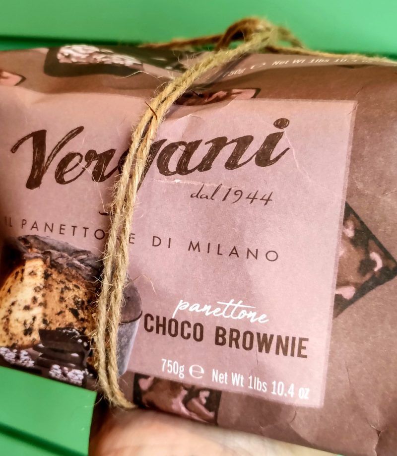 El Panettone "Chocolate Brownie" de Vergani és ideal pels amants de la xocolata i està elaborat a Milano, Italia. Pesa 750 grams. Aquests panettones són ideals per regalar juntament amb confitures, xocolates, tes i cafès. Si vols, et podem preparar un pack de regal ben bonic! Entra a la nostra botiga Online i deixa't portar.