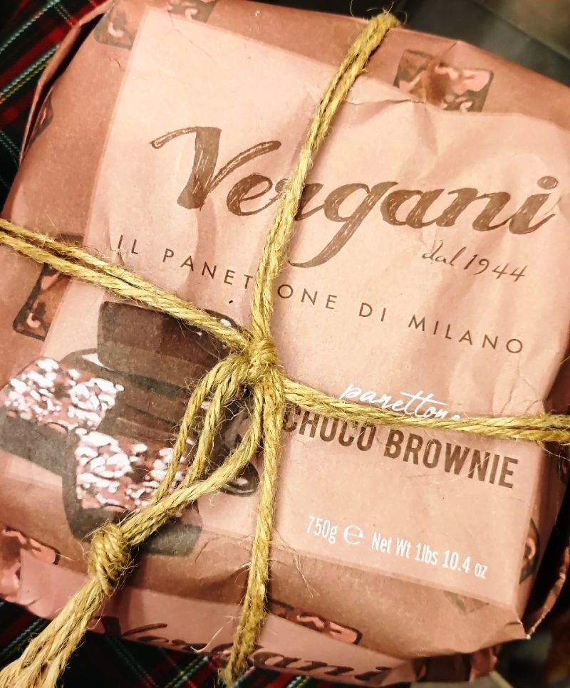 El Panettone "Chocolate Brownie" de Vergani és ideal pels amants de la xocolata i està elaborat a Milano, Italia. Pesa 750 grams. Aquests panettones són ideals per regalar juntament amb confitures, xocolates, tes i cafès. Si vols, et podem preparar un pack de regal ben bonic! Entra a la nostra botiga Online i deixa't portar.