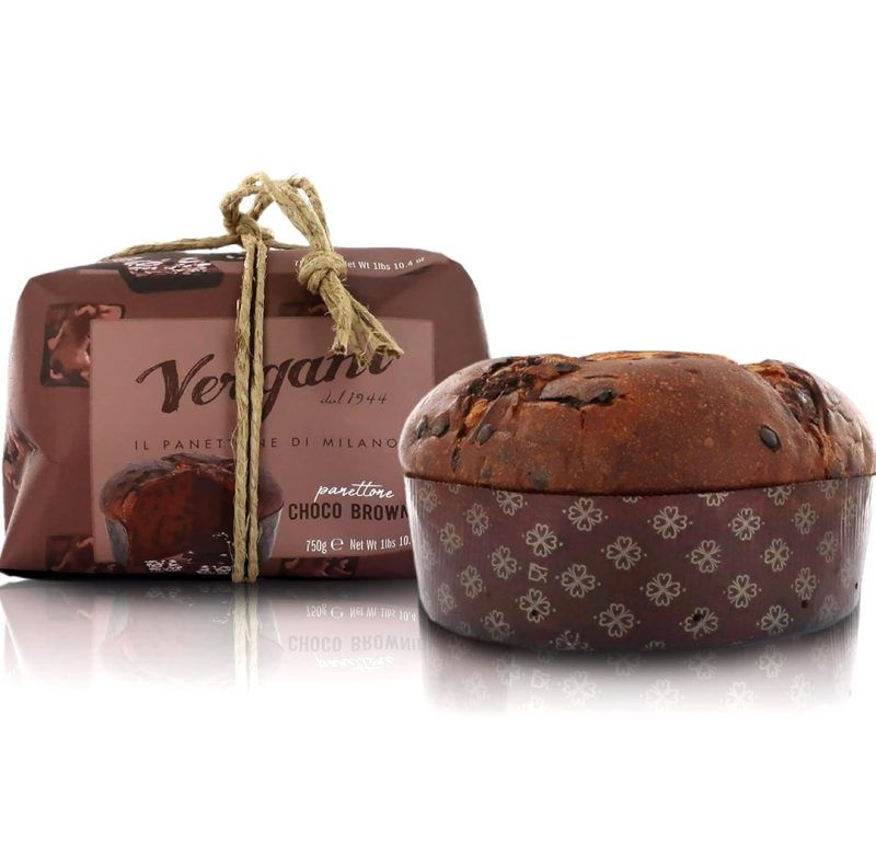 El Panettone "Chocolate Brownie" de Vergani és ideal pels amants de la xocolata i està elaborat a Milano, Italia. Pesa 750 grams. Aquests panettones són ideals per regalar juntament amb confitures, xocolates, tes i cafès. Si vols, et podem preparar un pack de regal ben bonic! Entra a la nostra botiga Online i deixa't portar.