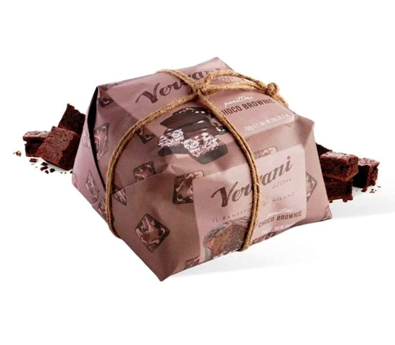 El Panettone "Chocolate Brownie" de Vergani és ideal pels amants de la xocolata i està elaborat a Milano, Italia. Pesa 750 grams. Aquests panettones són ideals per regalar juntament amb confitures, xocolates, tes i cafès. Si vols, et podem preparar un pack de regal ben bonic! Entra a la nostra botiga Online i deixa't portar.