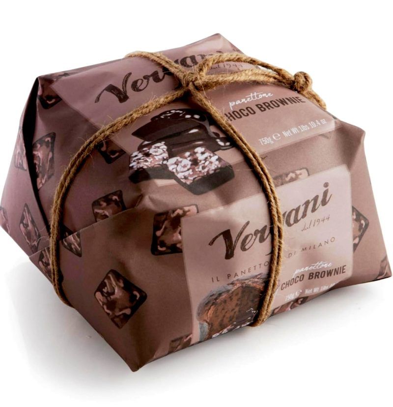 El Panettone "Chocolate Brownie" de Vergani és ideal pels amants de la xocolata i està elaborat a Milano, Italia. Pesa 750 grams. Aquests panettones són ideals per regalar juntament amb confitures, xocolates, tes i cafès. Si vols, et podem preparar un pack de regal ben bonic! Entra a la nostra botiga Online i deixa't portar.