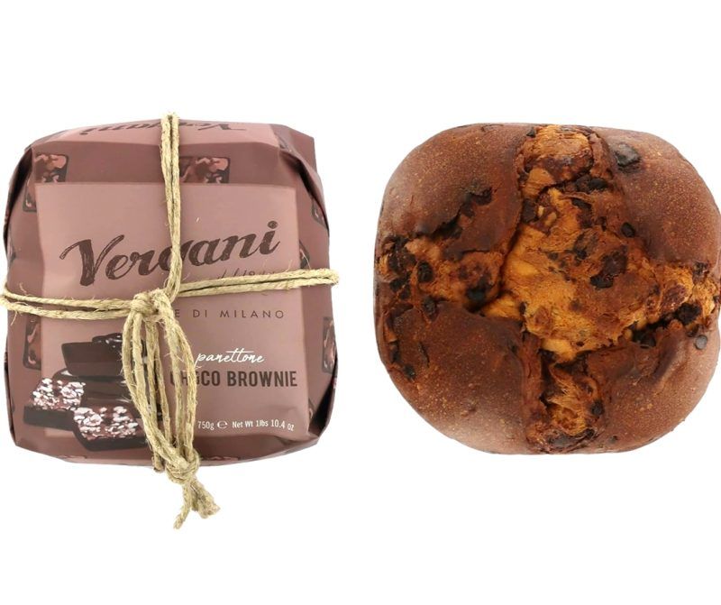 El Panettone "Chocolate Brownie" de Vergani és ideal pels amants de la xocolata i està elaborat a Milano, Italia. Pesa 750 grams. Aquests panettones són ideals per regalar juntament amb confitures, xocolates, tes i cafès. Si vols, et podem preparar un pack de regal ben bonic! Entra a la nostra botiga Online i deixa't portar.