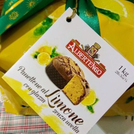 El Panettone al LIMONE de Albertengo es una auténtica delicia, con piel de limón confitado y una masa muy esponjosa.

No lleva uvetta (uva pasa) ni piel de naranja confitada.

Como ya hace más de 25 años, los Panettones Albertengo no pueden faltar en nuestra selección de productos de Navidad.

Regalar estos panettones siempre es un éxito, su sabor y textura son exquisitos ya que estan elaborados con materias primas extra.

En INHALA Cafés y Tés también hemos elegido los siguientes panettones para estas fiestas:

Chocolate

Chocolate y Naranja

Moscato

Chocolate y Amarena

Pandoro

Un trozo de este Panettone es un acompañante perfecto en una sobremesa tomando un buen  café y té en buena compañía.

Se nos olvidaba, por Primavera llega la Colomba!

Estamos en Portalet, 9, Granollers, Barcelona.