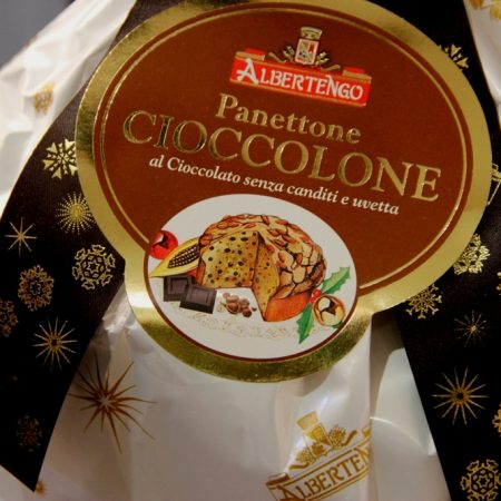 El Panettone de Xocolata d'Albertengo ja ha arribat a INHALA.

Ja fa més de 25 anys que no pot faltar en la nostra selecció de productes de Nadal.

Trossets de xocolata negra que es fondrà en la boca i per sobre, un glassejat d'ametlles del Piemonte.

Amb aquests panettones sempre quedaràs bé ja que són un regal perfecte.

També hem triat els següents Panettones per aquestes Festes:

Llimona
Tradicional
Moscato
Xocolata i Taronja
Pandoro
Tres Xocolates
Préssec i xocolata negra
Xocolata i Cafè

Un trosset d'aquest Panettone és l'acompanyant perfecte per un bon cafè i te.

A INHALA Cafès i Tes som punt de venda de panettones Albertengo, Vergani i Fiasconaro i és a casa nostra on podràs trobar una acurada selecció de cafès, tes i infusions, galetes i xocolates.

Ens vens a veure a Granollers o t’ho portem a casa?

Recorda que per Primavera, arriba la Colomba!