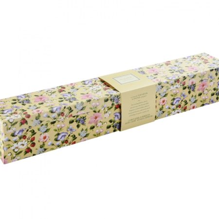 Els papers perfumats amb la fragància Summer Hill  de Crabtree & Evelyn es presenten en una bonica capsa de cartró amb motius florals de color groc. Són 8 fulls perfumats que medeixen 30,50 cm. x 57,15 cm. Deixaran un perfum floral molt agradable als teus calaixos i armaris. És un regal meravellós! A INHALA Cafes i Tes som punt de venda de Crabtree & Evelyn des de sempre, pots veure algun dels productes clicant aquí.