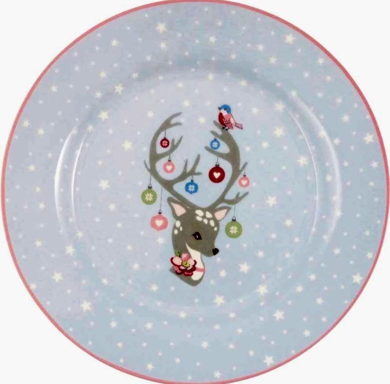 El plat de porcelana DINA Pale Blue de GreenGate medeix 20,5 cm. de diàmetre i és moníssim! Pertany a la col.lecció de Nadal i és ideal com a complement d' una bonica tassa o per servir pastissets, xocolates i bombons. Tenim més articles i complements amb aquest preciós estampat Dina Pale Blue com la tassa Kids mug. A INHALA Cafès i Tes som punt de venda de GreenGate, firma danesa que ens enamora. Estem a Granollers, al carrer Portalet, 9. T'esperem!