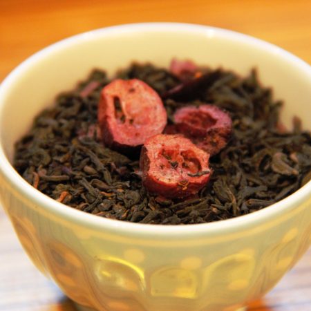 Avui et presentem el Pu-erh Cranberries, el Pu-erh també es coneix com a te vermell.

Els cranberries o nabius vermells li donen un toc dolç i àcid a la vegada.

Prové de la província de Yunnan, China.

És un te molt depuratiu, ric en antioxidants, minerals i vitamines.

El seu sabor és molt complet, ric, amb molt de cos.

La seva astringència és mitja.

El temps d'infusió recomanat és de 3 a 4  minuts.

La temperatura ideal de l’ aigua per preparar aquest te Pu-erh és de 90ºC.

Aquest te és ideal per preparar “en fred” i poder-nos refrescar quan apreti la calor.

Aquí t’expliquem com fer la “maceració en fred” :

 Posa 4 cullerades de postre rases del teu te preferit amb 1 litre d’ aigua (important! a temperatura ambient).
 Posa’l a la nevera un mínim de 6 hores.
Filtra’l.
 Ja el tens apunt per gaudir.

Afegeix pell de cítrics, trossos de fruites, herbes aromàtiques com menta, romaní, marialluïsa, deixa anar la teva imaginació!

El Pu-erh té propietats depuratives, és antioxidant i ple de vitamines.

A INHALA t’oferim aquesta selecció:

. Pu-Erh Fresh
. Pu-Erh Sorbet de Llima
. Pu-Erh Citric Summer
. Pu-Erh a la Vainilla Bourbon
. Pu-Erh Chai
. Pu-Erh Imperial natural

A INHALA et podem aconsellar com prendre, preparar i triar el millor te per cada moment.

Ens pots trobar a Portalet, 9, Granollers, Barcelona.