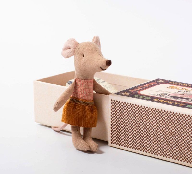 Hoy te presentamos el ratoncito Little Sister de Maileg, tan bonita con su falda de quita y pon. Duerme en una caja de cerillas con su colchón, almohada y mantita para poder dormir bien cómoda y calentita.  Mide 10 cm.  Los ratoncitos de Maileg son entrañables, viene de Dinamarca y están hechos a mano con algodón y se pueden lavar a una temperatura máxima de 30ºC.  Ayudan a desarrollar la creatividad de los más pequeños de la casa, pero a cualquier amiga le encantaría, es una idea genial para hacerle un regalo.  En INHALA puedes encontrar accesorios y complementos de Maileg para jugar con estos ratoncitos: cajas metálicas, maletas mini, mesitas, sillas, la casita de madera, juego de té y muchos más detalles.  ¡Un mundo de fantasía para peques y adultos!