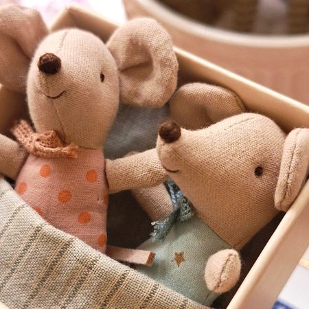 Els ratolins 2 bebés  “Baby Twins" dormen en una capsa de llumins, ben abrigadets amb els seu matalàs, coltxeta i coixí.

Pot ser una idea genial per fer un regal original.

Truca’ns si necessites ajuda doncs a la nostra botiga física tenim més models, inclús alguna joguina, una caseta de fusta, les maletes de viatge, etc.

Recomanats per totes les edats, sobretot a partir dels 3 anys.

Són de cotó 100%. Rentar màxim a 30º de temperatura.

A INHALA som punt de venda de Maileg des de fa molts anys, tenim ratolins, conillets, maletes en diferents estampats i joguines de fusta ideals per potenciar la creativitat de petits i grans.

Serà un regal perfecte per acompanyar algun dels nostres cafès, tes, Rooibos i infusions, galetes o xocolates.

Ens vens a veure a Granollers o t’ho portem a casa?