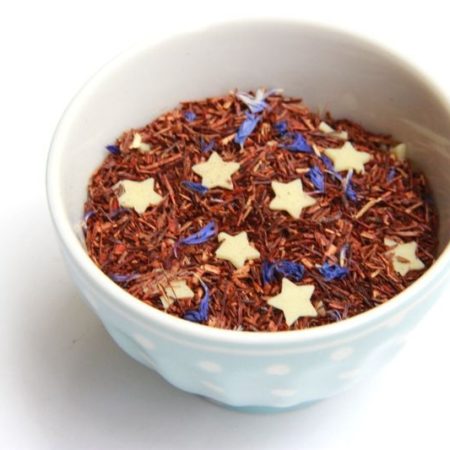 El Rooibos Estrella Blanca és un dels nostres preferits, l'acompanyen estrelletes de xocolata blanca, un toc de vainilla i pètals de blauet.

T'assegurem que el seu perfum és increïble i el seu sabor és dolç, ens dona una infusió molt gustosa i reconfortant.

Durant l' època nadalenca durant el Nadal el seu nom canvia i li diem "Rooibos de Nadal".

És molt digestiu, relaxant i té moltes propietats beneficioses per l’organisme, tothom el pot prendre, tant grans com petits, inclús dones embarassades o que donin el pit.

És una font molt rica  de vitamines i minerals (ferro, calci, potasi, magnesi...)

Reforça el sistema inmunitari.
Alleugera el mal de cap, la irritabilitat, la tensió nerviosa i  l’ insomni.
Actúa com antispasmòdic, combat els còlics intestinals, especialment dels bebés.
Tracta casos d’asma, al.lèrgies i eczemes a la pell.
Pot ralentitzar el procès d’envelliment de la pell (també  si es posa directament sobre la pell amb cataplasmes en fred).

A INHALA Cafès i Tes t'oferim una selecció de Rooibos molt acurada a més d'una acurada selecció de cafès, tes, infusions, delicioses galetes, xocolates i molts detalls per regalar.

Vols saber més ?