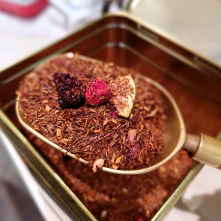 El Rooibos amb figues i fruites del bosc és molt afruïtat i a més ve acompanyat d’uns vistosos pètals de peonia. També tenim aquesta combinació en te verd i també en te negre, t’agradaria tastar-ho? És molt ric en antioxidants, vitamines i minerals i és depuratiu, digestiu i diurètic. El temps de infusió recomanat és de 5 a 10 minuts. Amb aquests 100 grs. podràs preparar unes 30 tasses. T’aconsellem que sempre el provis sense sucre ni mel ni cap mena d´edulcorant, sempre hi seràs a temps d’ afegir si cal, però val la pena tastar-ho sense. A INHALA Cafès i Tes pots trobar una exclusiva selecció de tes verds, tes blancs, tes negres, tes Pu-erh, tes Oolong, també tes desteïnats, Rooibos, tisanes (herbal teas) i infusions de fruites (fruit teas).