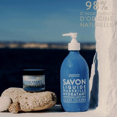 El sabó líquid Marseille hidratant "Algues Velours" de Compagnie de Provence és genial!

Es presenta en un dispensador recargable de vidre de color blau molt mediterrani.

Volum 495 ml.

Hidratant i netejador corporal i per mans, elaborat amb olis essencials.

Malauradament, ens queden molt poques unitats i ja NO en tindrem més, tota una llàstima després de que INHALA hagi sigut un punt de venda de referència d’aquesta firma francesa tan reconeguda.

Aprofita’t del nostre stock i no et quedis sense.

Ens trobaràs a Portalet, 9, Granollers, Barcelona.