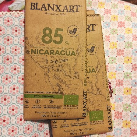 La rajola de xocolata negra de Nicaragua 85% cacao Eco Organic 100 grams

Aquesta xocolata negra és ecològica i està elaborada amb cacau Trinitario de Nicaragua de la Reserva Natural de Bosawas.

Es tracta d'una xocolata "Bean to Bar".

Podem apreciar notes de fruits vermells i cítrics.



Ingredients: cacau, mantega de cacau, sucre i vainilla.

Pot contenir trasses de llet, fruits secs i soja. NO conté gluten.

Millor conservar en un lloc fresc i sec.

Tenim tota la gama de xocolates Single Origin de Blanxart fins i tot la de Perú 100% cacau. Tots són fantàstics!

A INHALA pots trobar xocolates selectes ideals per acompanyar els teus cafès, tes i infusions i ens pots trobar a Portalet, 9, Granollers, Barcelona.