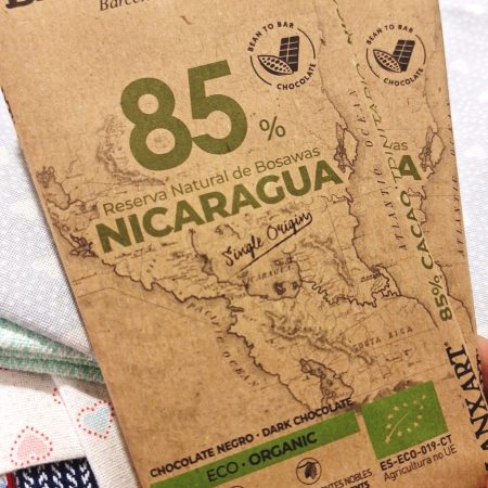 La rajola de xocolata negra de Nicaragua 85% cacao Eco Organic 100 grams

Aquesta xocolata negra és ecològica i està elaborada amb cacau Trinitario de Nicaragua de la Reserva Natural de Bosawas.

Es tracta d'una xocolata "Bean to Bar".

Podem apreciar notes de fruits vermells i cítrics.



Ingredients: cacau, mantega de cacau, sucre i vainilla.

Pot contenir trasses de llet, fruits secs i soja. NO conté gluten.

Millor conservar en un lloc fresc i sec.

Tenim tota la gama de xocolates Single Origin de Blanxart fins i tot la de Perú 100% cacau. Tots són fantàstics!

A INHALA pots trobar xocolates selectes ideals per acompanyar els teus cafès, tes i infusions i ens pots trobar a Portalet, 9, Granollers, Barcelona.