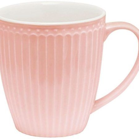 La tassa mug ALICE Pale Pink de GreenGate combina amb tots els altres colors pastel d’ aquesta col.lecció. Aquesta tassa és ideal per prendre un cafè, un te, una infusió o una xocolata calenta quan arribi el fred. També tenim el Cereal bowl en aquest color i en altres colors com el blau pastel, dusty pink, groc "honey mustard", verd pastel, vermell, blanc, verd dusty, dark blue, Sky blue i altres complements com plats, gerres grans i petites, tasses amb plat, sucreres, culleres, etc. A INHALA Cafès i Tes som punt de venda de GreenGate des de fa molt de temps, som unes enamorades d’ aquesta firma danesa. A més podràs trobar xocolates i les galetes més delicioses per acompanyar els teus cafès, tes i infusions. Et preparem un pack regal i l’enviarem allà on tu ens diguis. Truca’ns al 938794805 o escriu-nos a info@inhala.net, t’ esperem! Estem a Portalet, 9 de Granollers, Barcelona.