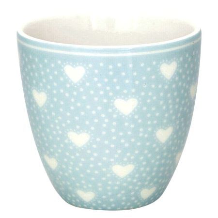 La tassa Mini Latte cup PENNY Pale BLUE de GreenGate és de porcelana i apilable. Té una capacitat de 125 ml i és de porcelana molt resistent. També la tenim en vermell i en color rosa pastel. És una tassa ideal per prendre un cafè espresso o un talladet. Els petits cors de color blanc amb el fons blau pastel són molt elegants i romàntics i combinen perfectament amb molts dels estampats de GreenGate, flors, dissenys geomètrics, etc. Saps que a INHALA Cafès i Tes som punt de venda de GreenGate des de fa molt de temps? És una firma danesa que ens agrada moltíssim com a complement en el nostre dia a dia.