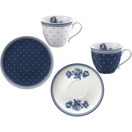 El joc de 2 tasses de cafè amb els seus platets VINTAGE INDIGO de Katie Alice ve presentat en una bonica capsa. És un regal ideal per regalar a un coffee lover junt amb una selecció de cafès i unes catànies o bombons de xocolata. La tassa té una capacitat de 80 ml. Tant les tasses com els platets són de porcelana i són aptes per anar al microones i rentaplats. Tenim altres complements amb aquest estampat Vintage Indigo com la sucrera i gerra creamer per la llet, safates de forn en forma de cor, gerra gran, la cocotte-mantequera i alguna sorpresa més que sempre va arribant ;) Si et ve de gust veure altres articles de Katie Alice, clica aquí. A INHALA som punt de venda de Katie Alice des de fa molts anys, és una firma anglesa que ens encanta per donar color als teus moments de cafès i tes.