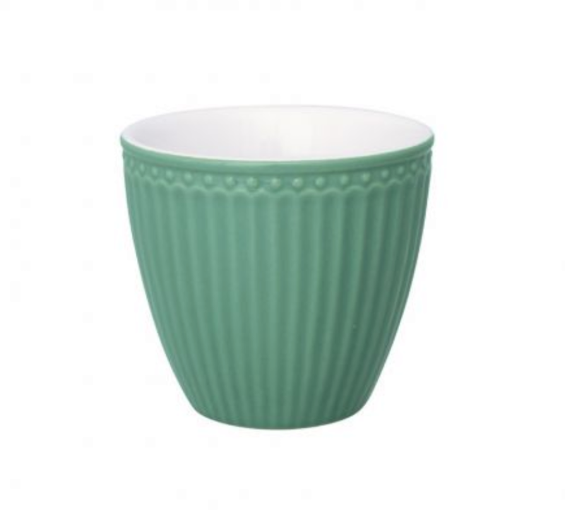 La tassa mini Latte cup Alice en color Dusty Green és nova en la col.lecció Everyday de GreenGate i és ideal per prendre un cafè espresso o un “tallat”. GreenGate ens l’ ofereix també en altres bonics colors: verd pastel (pale green), gris, blanc, rosa pastel, vermell i blau pastel. Té una capacitat de 125 ml. i és apilable. Combina super bé amb totes les tasses de GreenGate i en tots els colors de la col.lecció Everyday Alice. És apilable i apta per microones i rentaplats. Prendre un cafè o un te en aquesta tassa és un moment molt especial, en aquest color també podràs trobar la tassa mug, el latte cup (tassa sense nança), plats amb 3 mides diferents, bowls per cereals, culleres, gerra gran de 1 litre de capacitat. Vols veure altres tasses de GreenGate? Clica aquí. Ens vens a veure a Granollers o t’ho portem a casa? A INHALA Cafès i Tes pots trobar una selecció ideal de cafès, tes, xocolates, galetes i molts complements. Estem a Portalet, 9 de Granollers, Barcelona.