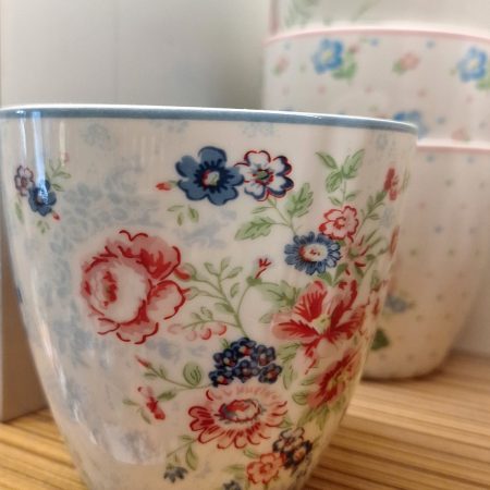 La tassa Latte cup Ailis White de GreenGate té un estampat romàntic  i molt combinable amb altres estampats florals, pots veure altres tasses latte cup aquí.

Podria ser la teva tassa preferida pels teus cafès i tes primaverals.

El seu estampat floral és preciós.

Vine a INHALA Cafès i Tes i podràs descobrir les noves col.leccions de GreenGate, estem a Portalet, 9 de Granollers, Barcelona.

Si ho prefereixes, t'ho podem enviar a casa?